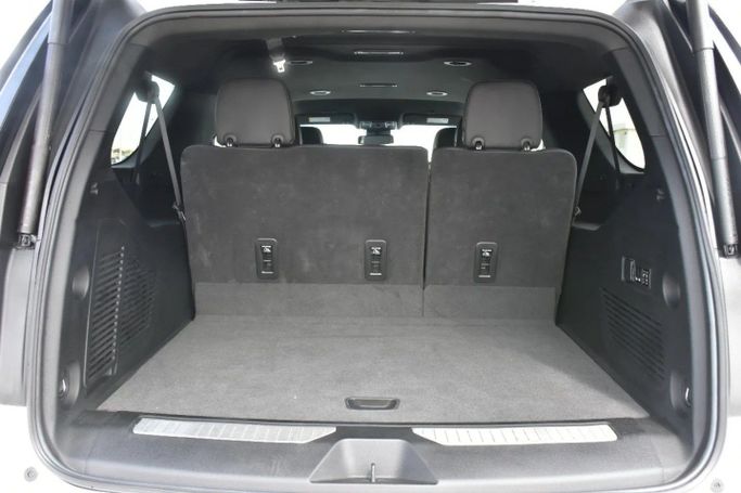 Подержанный Chevrolet Suburban XII, 5.3 л, 2023 в Шардже от Alfaris Used Cars Белый цвет. Other | AUTO.AE