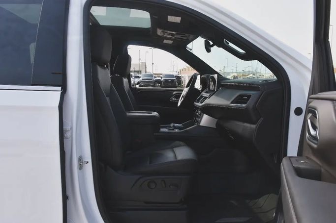 Подержанный Chevrolet Suburban XII, 5.3 л, 2022 в Шардже от Alfaris Used Cars Белый цвет. Other | AUTO.AE