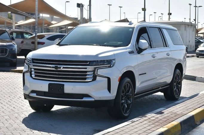 Подержанный Chevrolet Suburban XII, 6.2 л, 2023 в Шардже от Alfaris Used Cars Белый цвет. Other | AUTO.AE