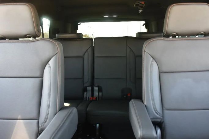 Подержанный Chevrolet Suburban XII, 6.2 л, 2023 в Шардже от Alfaris Used Cars Белый цвет. Other | AUTO.AE