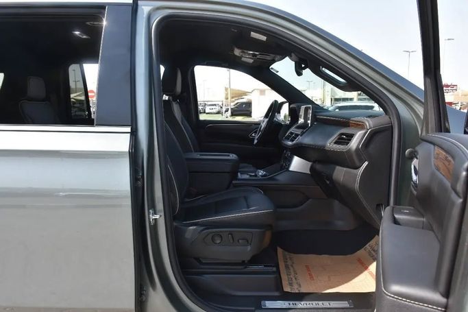 Подержанный Chevrolet Suburban XII, 5.3 л, 2023 в Шардже от Alfaris Used Cars Зеленый цвет. Other | AUTO.AE