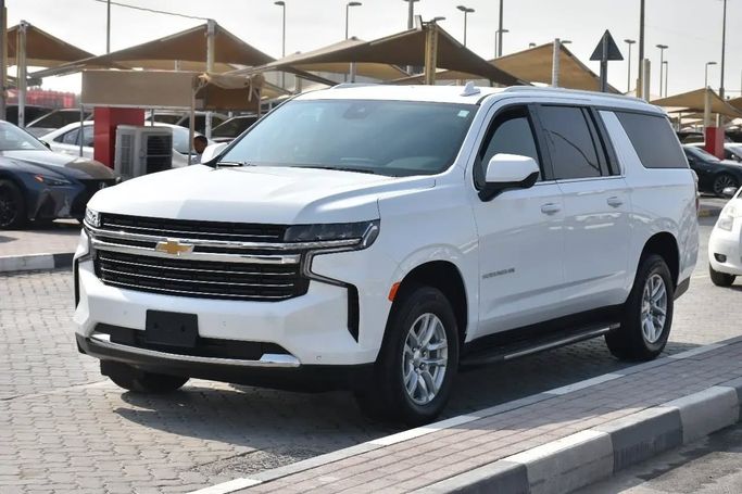 Подержанный Chevrolet Suburban XII, 5.3 л, 2023 в Шардже от Alfaris Used Cars Белый цвет. Other | AUTO.AE