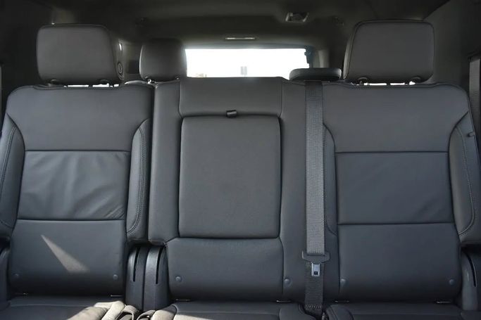 Подержанный Chevrolet Suburban XII, 5.3 л, 2023 в Шардже от Alfaris Used Cars Белый цвет. Other | AUTO.AE