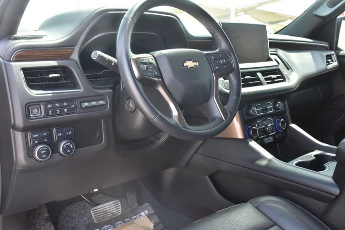 Подержанный Chevrolet Tahoe V, 5.3 л, 2022 в Шардже от Alfaris Used Cars Черный цвет.  | AUTO.AE