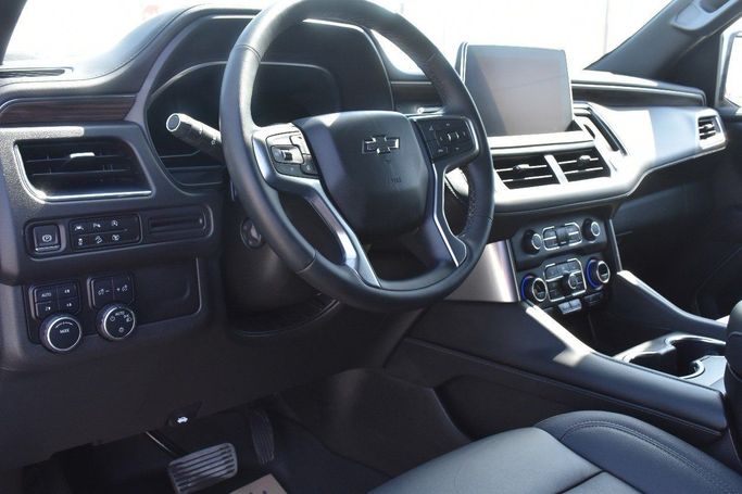 Подержанный Chevrolet Tahoe V, 5.3 л, 2023 в Шардже от Alfaris Used Cars Серый цвет.  | AUTO.AE