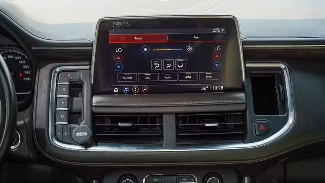 Подержанный Chevrolet Tahoe V, 5.3 л, 2021 в Шардже от Alnujoom Al Malakiah Used Cars Белый цвет. GCC | AUTO.AE