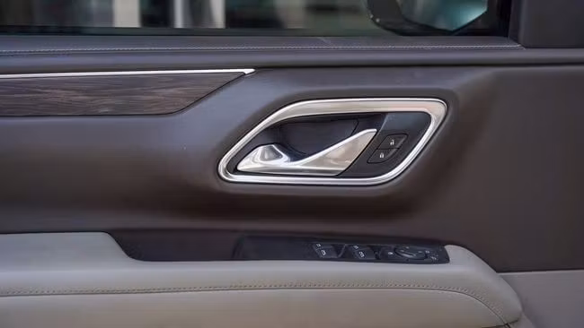 Подержанный Chevrolet Tahoe V, 5.3 л, 2021 в Шардже от Alnujoom Al Malakiah Used Cars Белый цвет. GCC | AUTO.AE