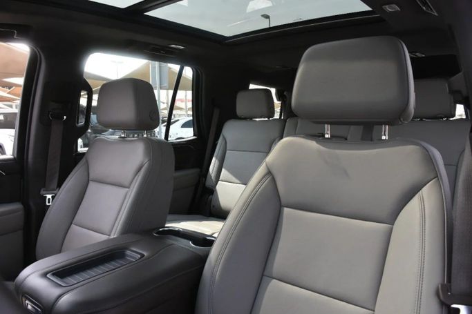 Подержанный Chevrolet Tahoe V, 5.3 л, 2023 в Шардже от Alfaris Used Cars Серебристый цвет. Other | AUTO.AE
