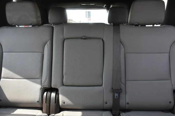 Подержанный Chevrolet Tahoe V, 5.3 л, 2023 в Шардже от Alfaris Used Cars Серебристый цвет. Other | AUTO.AE