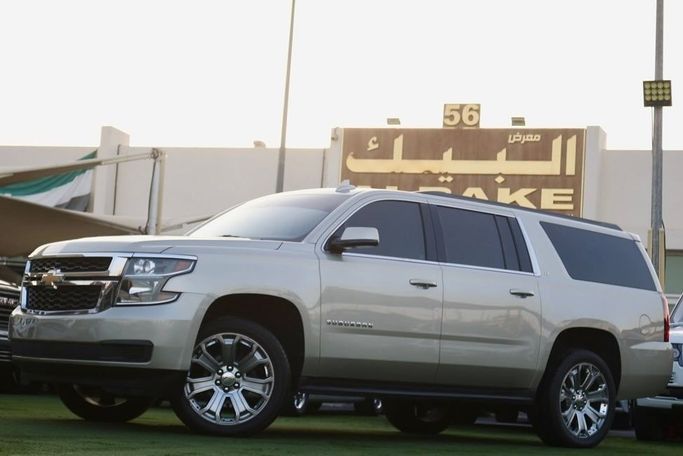 Подержанный Chevrolet Tahoe IV, 5.3 л, 2017 в Шардже от Al Bake Used Cars Золотистый цвет.  | AUTO.AE