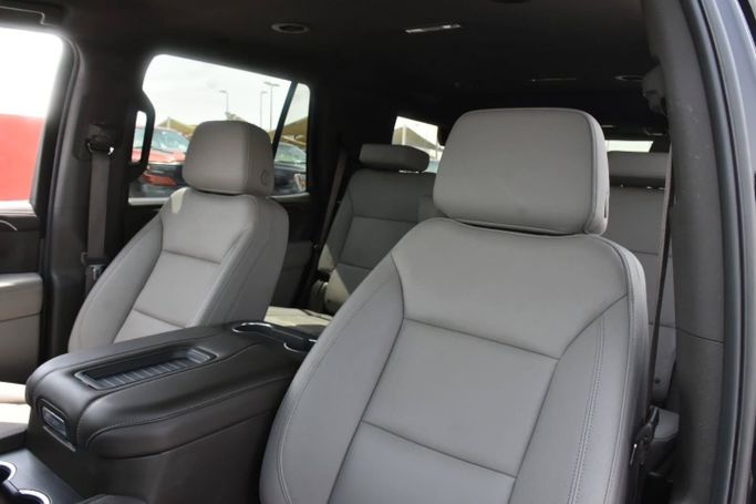 Подержанный Chevrolet Tahoe V Рестайлинг, 5.3 л, 2024 в Шардже от Alfaris Used Cars Черный цвет. Other | AUTO.AE
