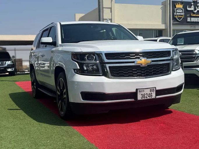 Подержанный Chevrolet Tahoe IV, 6.2 л, 2017 в Шардже от Al Muhtaref Used Cars Белый цвет. Американская | AUTO.AE