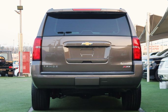 Подержанный Chevrolet Tahoe IV, 5.3 л, 2017 в Шардже от Dar Al Hay Used Cars Коричневый цвет. Other | AUTO.AE