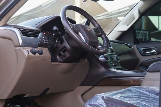 Подержанный Chevrolet Tahoe IV, 5.3 л, 2017 в Шардже от Dar Al Hay Used Cars Коричневый цвет. Other | AUTO.AE
