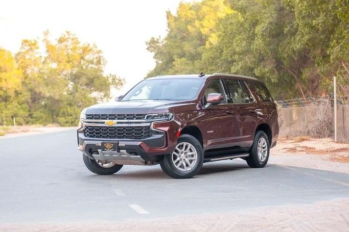 Подержанный Chevrolet Tahoe V, 5.3 л, 2023 в Шардже от First Choice Cars Тёмно-бордовый цвет. GCC | AUTO.AE