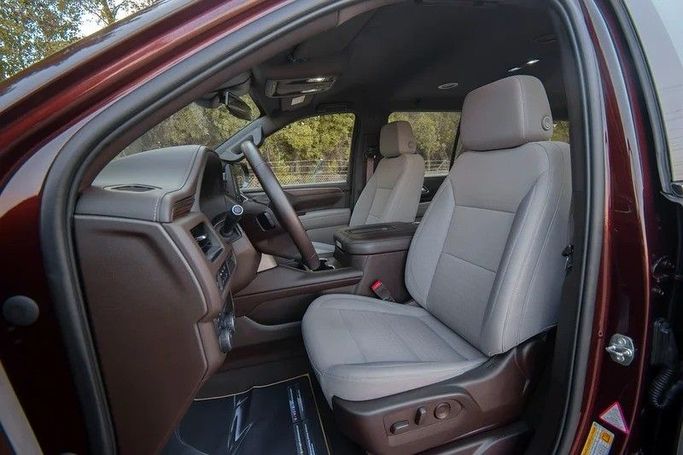 Подержанный Chevrolet Tahoe V, 5.3 л, 2023 в Шардже от First Choice Cars Тёмно-бордовый цвет. GCC | AUTO.AE