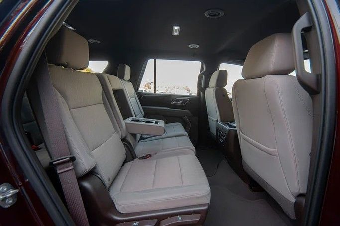 Подержанный Chevrolet Tahoe V, 5.3 л, 2023 в Шардже от First Choice Cars Тёмно-бордовый цвет. GCC | AUTO.AE