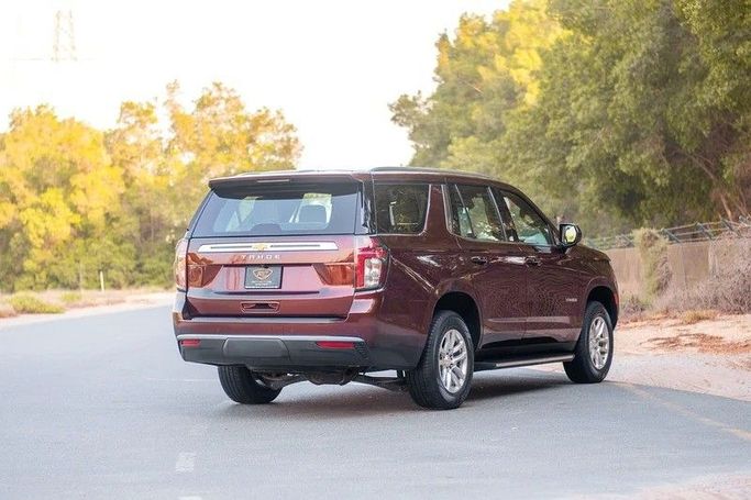 Подержанный Chevrolet Tahoe V, 5.3 л, 2023 в Шардже от First Choice Cars Тёмно-бордовый цвет. GCC | AUTO.AE