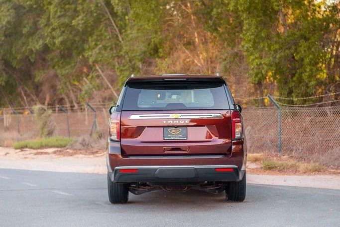 Подержанный Chevrolet Tahoe V, 5.3 л, 2023 в Шардже от First Choice Cars Тёмно-бордовый цвет. GCC | AUTO.AE