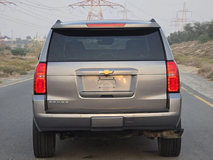 Подержанный Chevrolet Tahoe IV, 5.3 л, 2018 в Шардже от Al Jana Used Cars Серебристый цвет. GCC | AUTO.AE