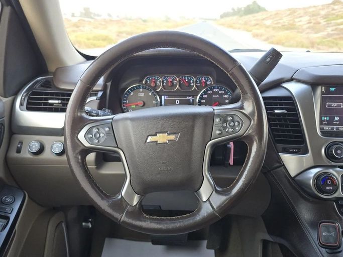 Подержанный Chevrolet Tahoe IV, 5.3 л, 2018 в Шардже от Al Jana Used Cars Серебристый цвет. GCC | AUTO.AE