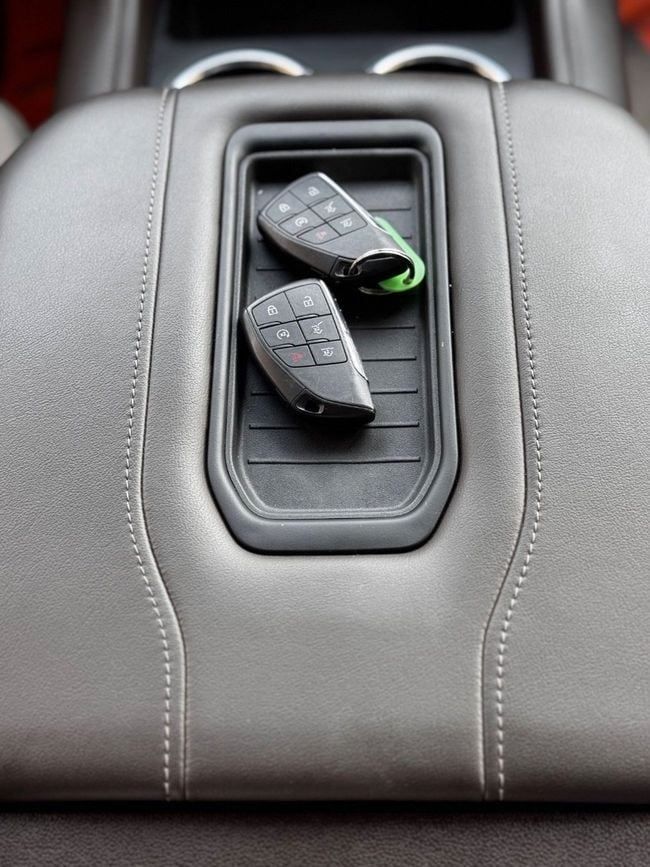 Подержанный Chevrolet Tahoe V, 5.3 л, 2023 в Шардже от Berlin Used Cars Белый цвет. GCC | AUTO.AE