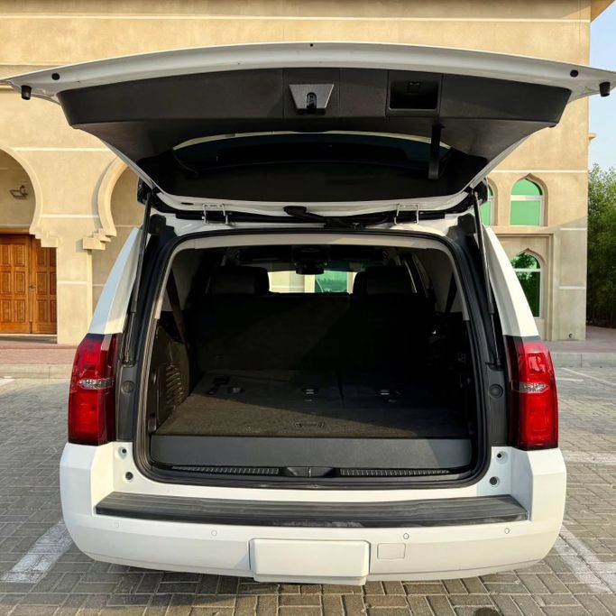 Used Chevrolet Tahoe IV, 5.3 l, 2017 in Sharjah by Sarmad Cars, White color. American Specs | AUTO.AE