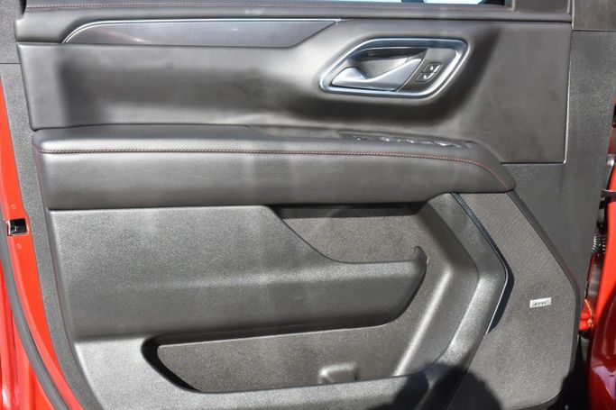 Подержанный Chevrolet Tahoe V Рестайлинг, 5.3 л, 2024 в Шардже от Alfaris Used Cars Красный цвет. Other | AUTO.AE