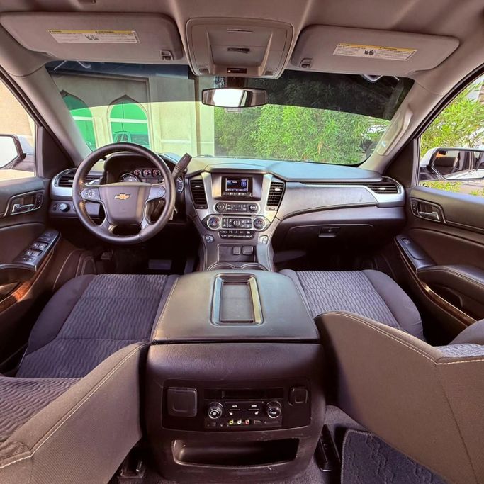 Подержанный Chevrolet Tahoe IV, 5.3 л, 2017 в Шардже от Sarmad Cars Белый цвет. Other | AUTO.AE