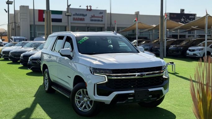 Подержанный Chevrolet Tahoe V, 5.3 л, 2023 в Шардже от Badar Used Cars Белый цвет. GCC | AUTO.AE