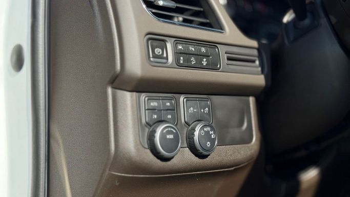 Подержанный Chevrolet Tahoe V, 5.3 л, 2023 в Шардже от Badar Used Cars Белый цвет. GCC | AUTO.AE