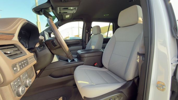 Подержанный Chevrolet Tahoe V, 5.3 л, 2023 в Шардже от Badar Used Cars Белый цвет. GCC | AUTO.AE