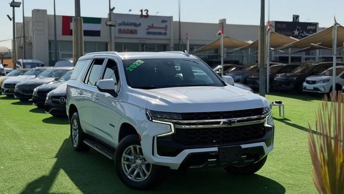 Подержанный Chevrolet Tahoe V, 5.3 л, 2023 в Шардже от Badar Used Cars Белый цвет.  | AUTO.AE