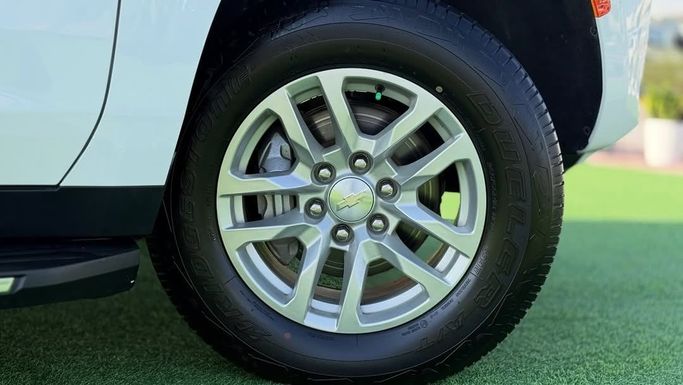 Подержанный Chevrolet Tahoe V, 5.3 л, 2023 в Шардже от Badar Used Cars Белый цвет.  | AUTO.AE