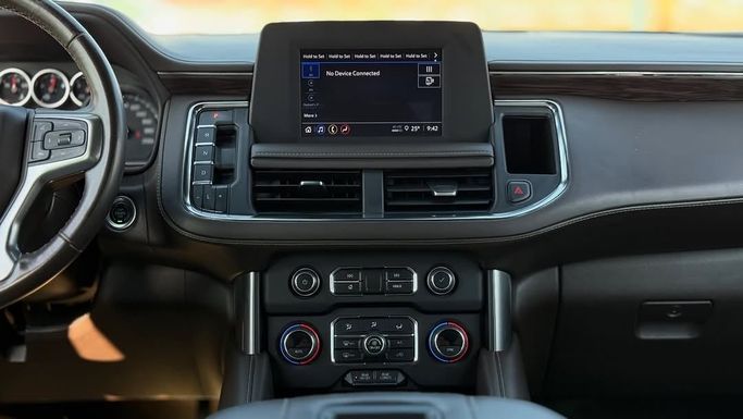 Подержанный Chevrolet Tahoe V, 5.3 л, 2023 в Шардже от Badar Used Cars Белый цвет.  | AUTO.AE