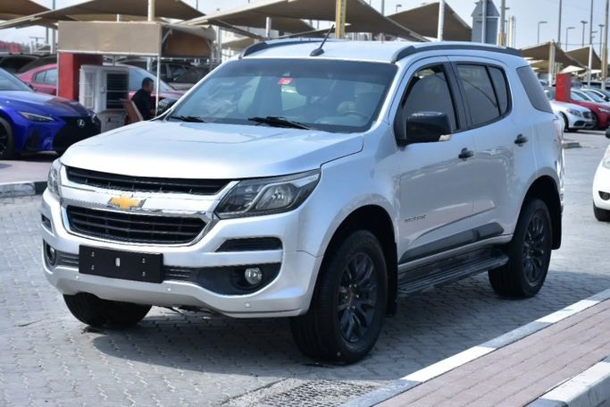 Подержанный Chevrolet TrailBlazer II Рестайлинг, 3.6 л, 2019 в Шардже от Alfaris Used Cars Серебристый цвет. GCC | AUTO.AE