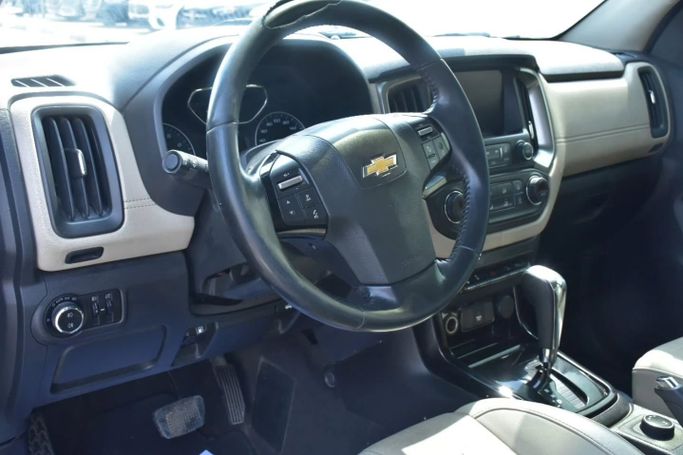Подержанный Chevrolet TrailBlazer II Рестайлинг, 3.6 л, 2019 в Шардже от Alfaris Used Cars Серебристый цвет. GCC | AUTO.AE