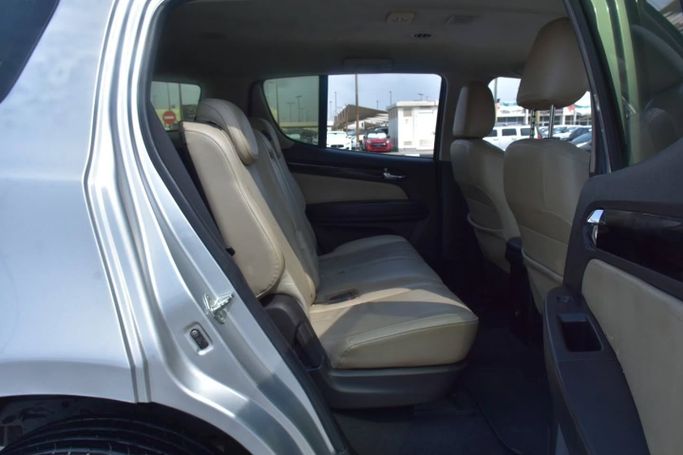 Подержанный Chevrolet TrailBlazer II Рестайлинг, 3.6 л, 2019 в Шардже от Alfaris Used Cars Серебристый цвет. GCC | AUTO.AE