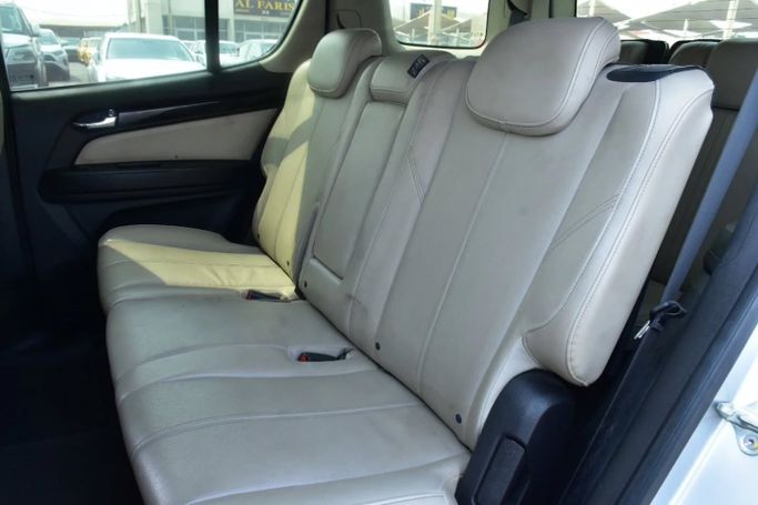 Подержанный Chevrolet TrailBlazer II Рестайлинг, 3.6 л, 2019 в Шардже от Alfaris Used Cars Серебристый цвет. GCC | AUTO.AE