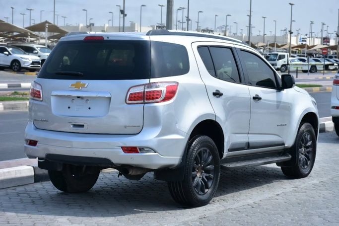 Подержанный Chevrolet TrailBlazer II Рестайлинг, 3.6 л, 2019 в Шардже от Alfaris Used Cars Серебристый цвет. GCC | AUTO.AE