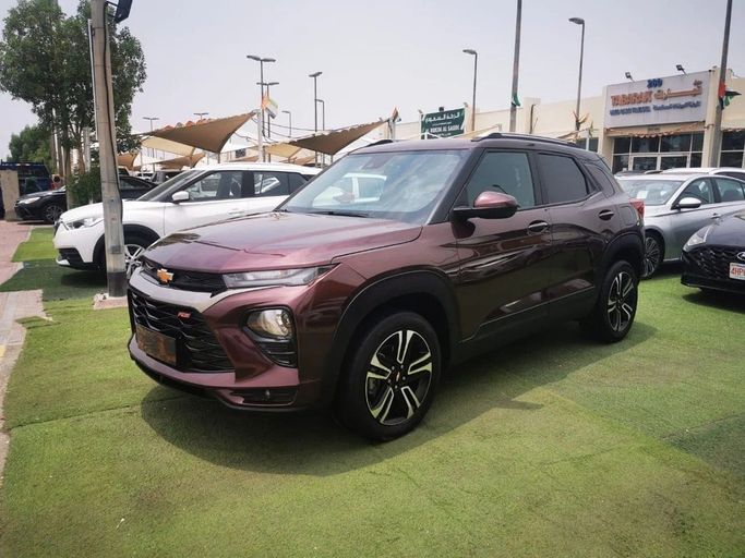 Подержанный Chevrolet TrailBlazer III Рестайлинг, 1.3 л, 2023 в Шардже от Tabarak Used Cars Бордовый цвет. Американская | AUTO.AE