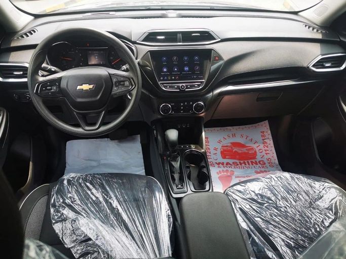 Подержанный Chevrolet TrailBlazer III Рестайлинг, 1.3 л, 2023 в Шардже от Tabarak Used Cars Бордовый цвет. Американская | AUTO.AE
