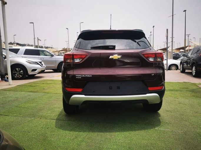 Подержанный Chevrolet TrailBlazer III Рестайлинг, 1.3 л, 2023 в Шардже от Tabarak Used Cars Бордовый цвет. Американская | AUTO.AE