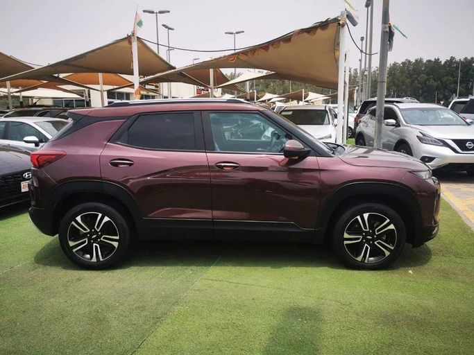Подержанный Chevrolet TrailBlazer III Рестайлинг, 1.3 л, 2023 в Шардже от Tabarak Used Cars Бордовый цвет. Американская | AUTO.AE