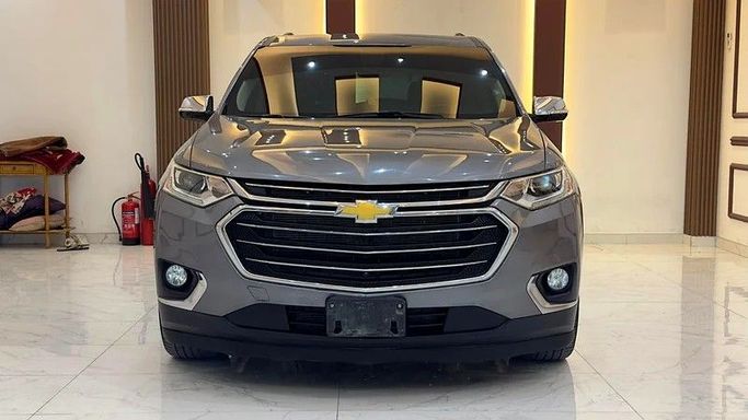 Подержанный Chevrolet Traverse II, 3.6 л, 2019 в Шардже от Alzawraq Alazrak Серый цвет. GCC | AUTO.AE