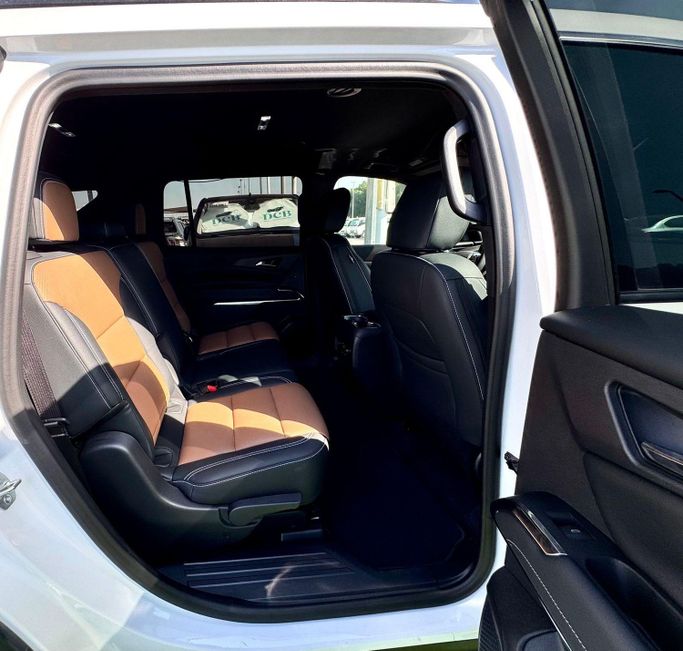 Used Chevrolet Traverse II Facelift, 3.6 l, 2024 in Sharjah by DCB Cars, White color. GCC Specs | AUTO.AE