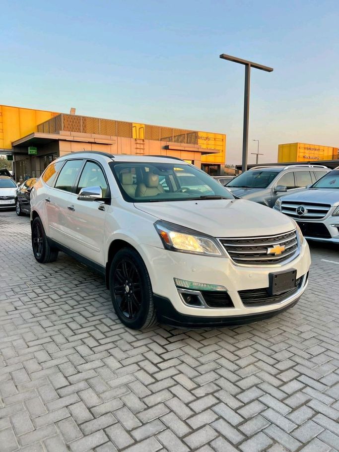 Used Chevrolet Traverse Single Exhaust I Facelift, 3.6 l, 2015 in Sharjah by Al Sayarah Al Oula, White color. GCC Specs | AUTO.AE