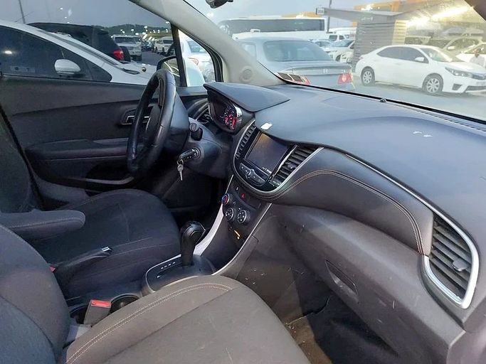 Подержанный Chevrolet Trax I Рестайлинг, 1.4 л, 2021 в Шардже от Al Aqsa Used Cars Белый цвет. Американская | AUTO.AE