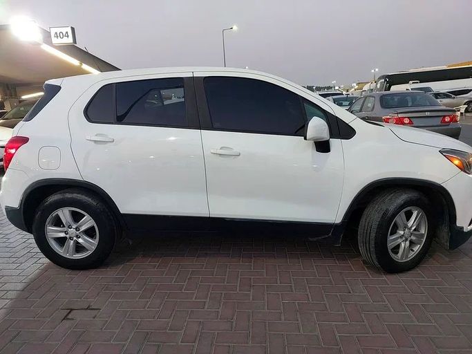 Подержанный Chevrolet Trax I Рестайлинг, 1.4 л, 2021 в Шардже от Al Aqsa Used Cars Белый цвет. Американская | AUTO.AE