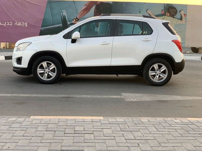Подержанный Chevrolet Trax I, 1.4 л, 2015 в Шардже от Al Najem Used Cars Белый цвет. GCC | AUTO.AE